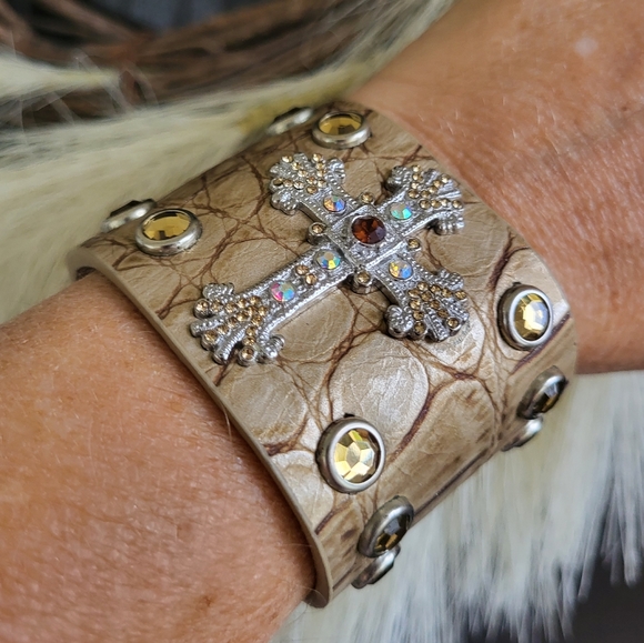 BRAND NEW STUNNING CROCODILE CUFF with gemstones and Cross - Picture 3 of 5